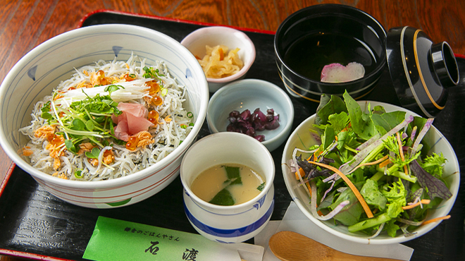 Kamakura No Gohan Yasan Ishiwata - メイン写真:地元で採れたしらす丼定食