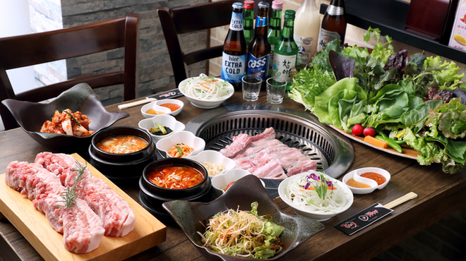 まいうKOREA - 料理写真:炭火サムギョプサルを農家直送野菜に包んでどうぞ!! 当店は、深谷市にある自家農園と弥富市にある契約農家から安全・新鮮な朝採り野菜を直送してお客様に提供しています。