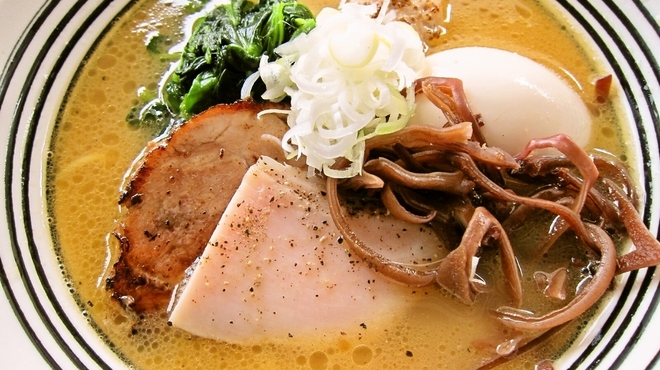 麺屋すみす - 料理写真:よくばり鶏丸醤油らーめん　￥980