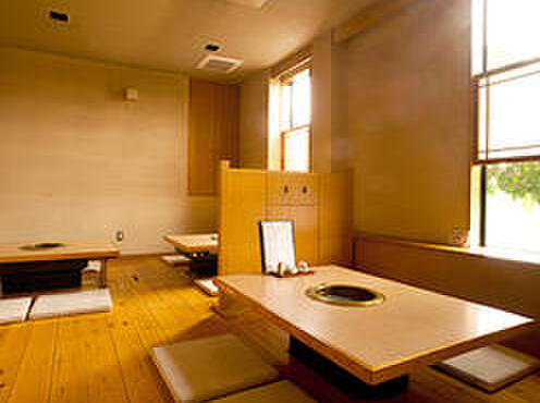 正力 - 内観写真:板の間の座敷1。人数に合わせて衝立で仕切ることができるので、気兼ねなくゆったりと食事が楽しめる