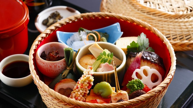 京都嵐山温泉　渡月亭 - 料理写真:季節の竹弁当