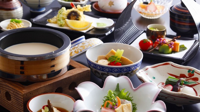京都嵐山温泉　渡月亭 - 料理写真:湯葉会席