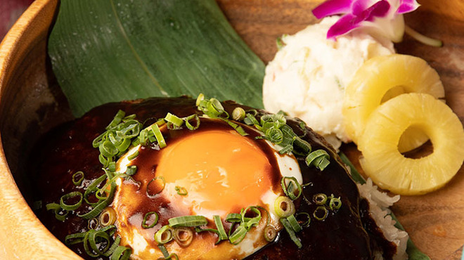 サンアロハ - 料理写真:『ロコモコ』はハンバーグにのったとろ～り卵と特製ソースが美味