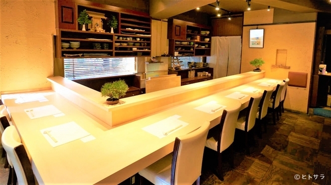 蕎麦割烹  倉田 - 内観写真:ゆったりと落ち着いた空間で、旬の食材を堪能していただきます。