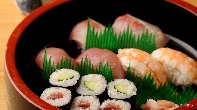 Akachouchin - 料理写真:おちょこを傾けながらお寿司をつまむ至福のとき