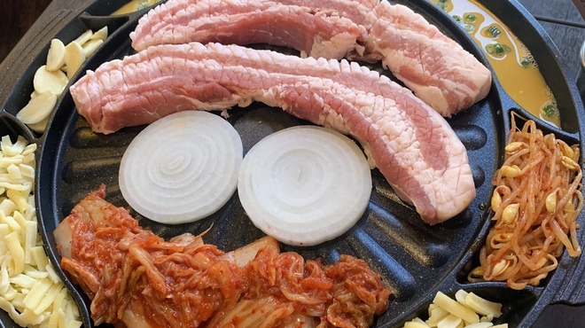 韓国料理 豚肉鉄板焼専門
ちゃん豚 新宿店
