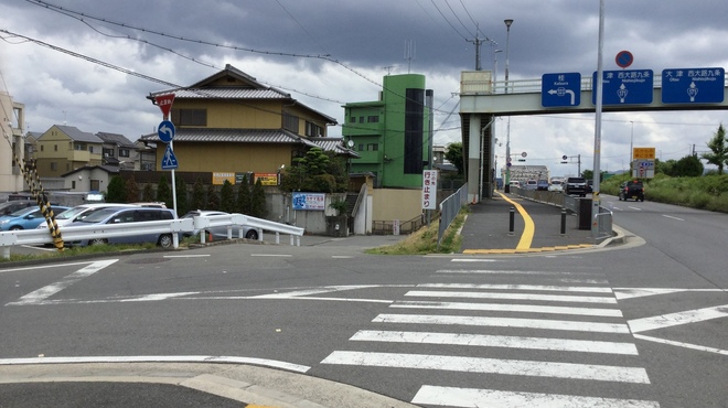 天ぷら 川辰 - 外観写真:この交差点ではなく、もう一本先の角を左折してください。