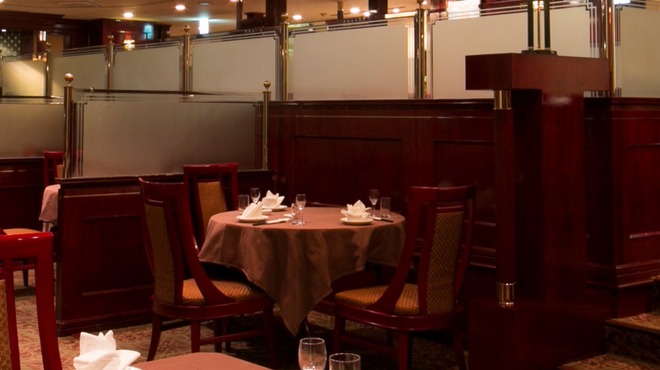 北京宮廷料理 涵梅舫 - 内観写真:ホール_テーブル席（１〜３名様）