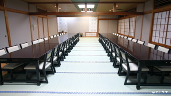 Kadomatsu - 内観写真:大広間は最大120名様まで利用可能。少人数のグループにも最適