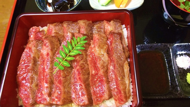 うおさだ - 料理写真:黒毛和牛A5 ・特上ステーキ重です。