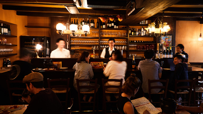 バル ポルティージョ - 内観写真:賑やかな店内