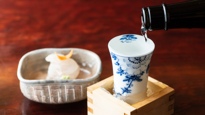 和楽庵 - ドリンク写真:日本酒を注いでいるところ