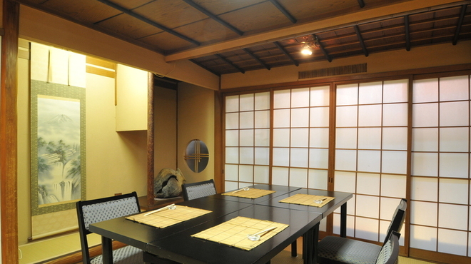 ぎおん 元勢 - 内観写真:一階にはテーブル座席もご用意。