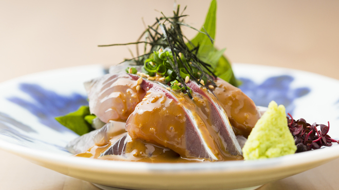 とり田 - 料理写真:博多名物ごまさば。甘みのある博多醤油と香り高いごまを合わせた特製のたれ。