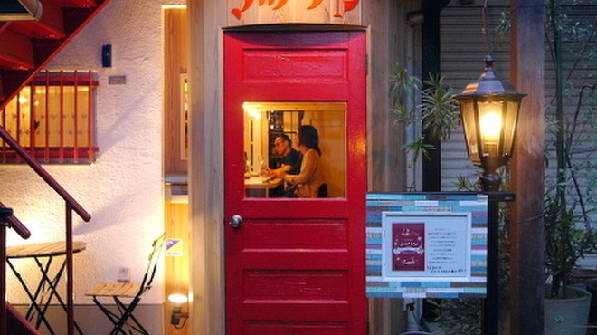 肴・和洋酒 マツケン - 外観写真:赤い扉が目印です