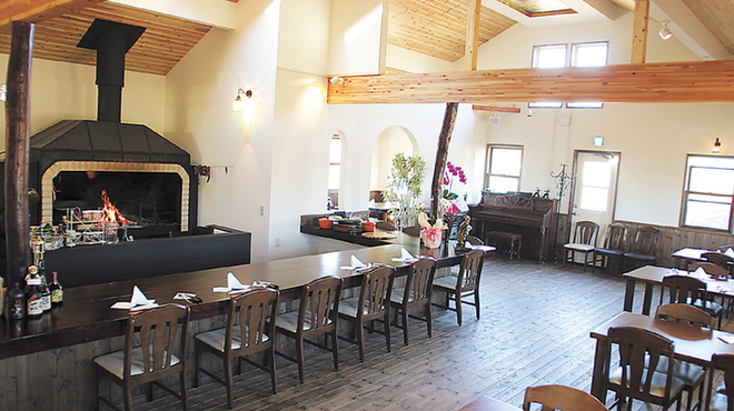 TASHA - 内観写真:暖炉を中心としたオープンキッチンです。吹き抜けになっており開放感あふれる雰囲気です