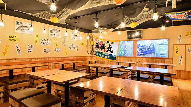 のぶちゃん - 内観写真:歓送迎会や各種ご宴会に◎ 3階フロアは最大60名様までの貸切もOK！海の家をイメージはそのままに、人目を気にせず楽しめる半個室も有り！2～4名様まで、全て合わせると最大17名様までご利用頂けます。