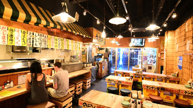 のぶちゃん - 内観写真:1Fはカウンター席とテーブル席。お魚が元気に泳ぐ水槽や魚のショーケースもあり♪  海鮮居酒屋ならではの雰囲気がついつい立ち寄りたくなります。