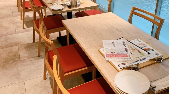 ピッツェリア ドォーロ ナポリ - 内観写真:吹き抜け窯もみられる開放的なテーブル席