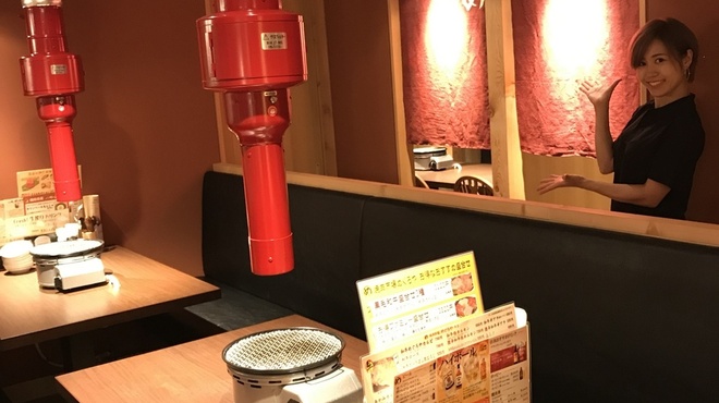 焼肉市場めぐろや - 内観写真:土日祝日は禁煙席になるベンチシート。