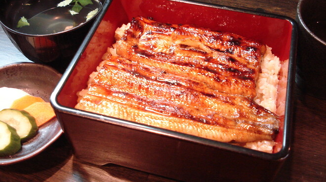 Unagi Semmi - 料理写真:一枚、一枚丁寧に焼き上げられたふわトロの鰻重