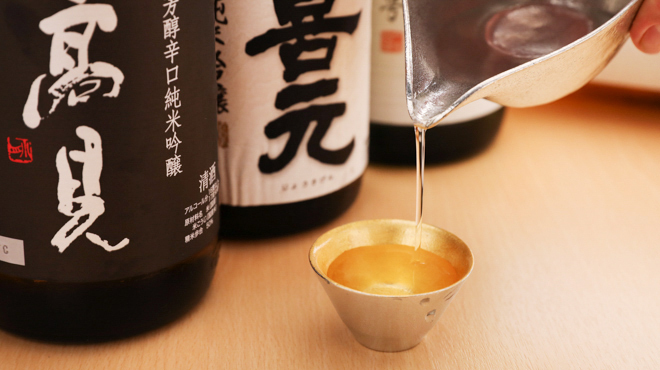 鮨　大和 - ドリンク写真:お酒をついでいるカット