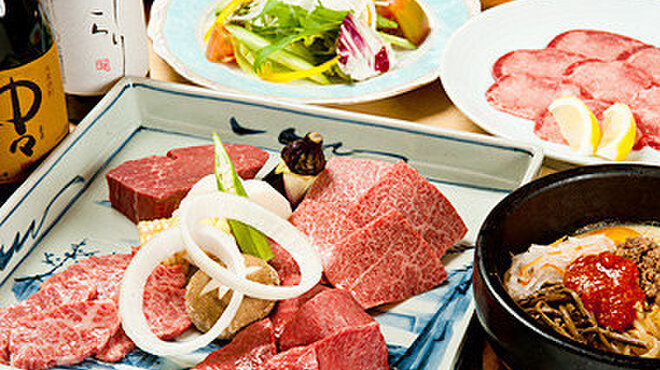 正力 - 料理写真:特選盛り(手前左\5800) 飛騨牛上ロース、飛騨牛サーロイン、飛騨牛上カルビ、厚切れヒレ