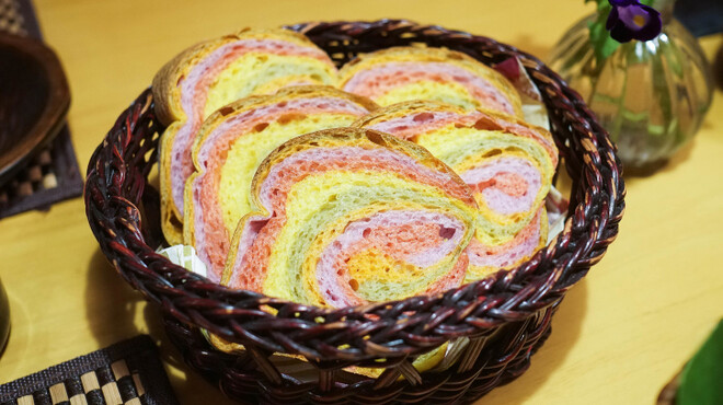 山ごぼう - 料理写真:お野菜のパン(よもぎ、かぼちゃ、トマト、黒豆麹) ジャム、カッテージチーズチーズと