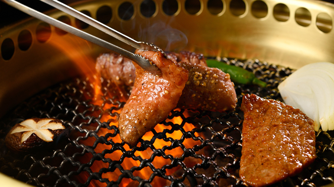 Wagyuu Yakiniku En - メイン写真:肉を焼いているところ