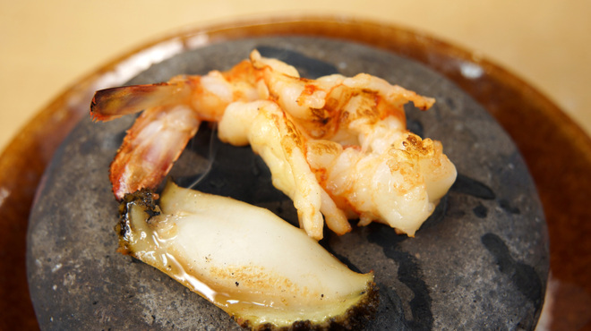 ぎおん 佐藤 - 料理写真:【年中】鮑と海老の酒盗石焼き