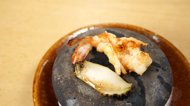 ぎおん 佐藤 - 料理写真:【年中】鮑と海老の酒盗石焼き