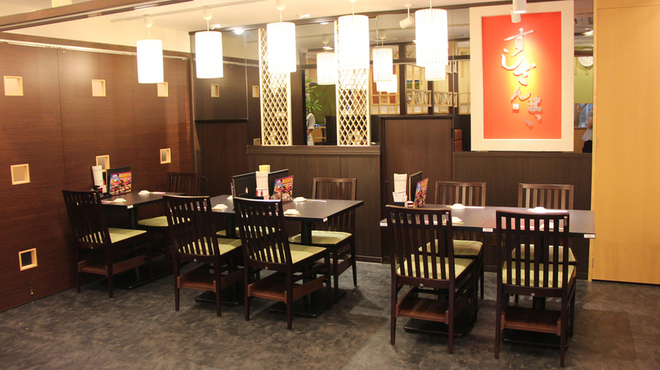 すしざんまい - 内観写真:テーブル席