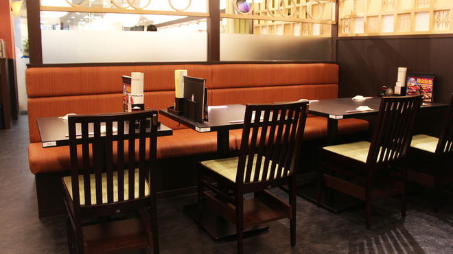 すしざんまい - 内観写真:テーブル席（2名掛け）