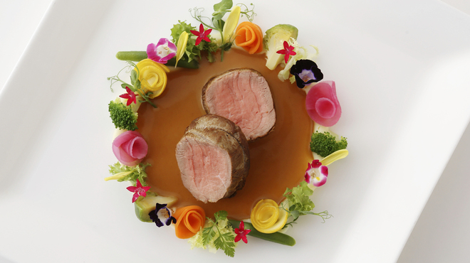 レストラン フォンタナ - 料理写真:新潟県産牛フィレ肉のポワレ　芳醇な越後赤ワインソース
  太陽の恵み彩る“ジャルディニエール風”