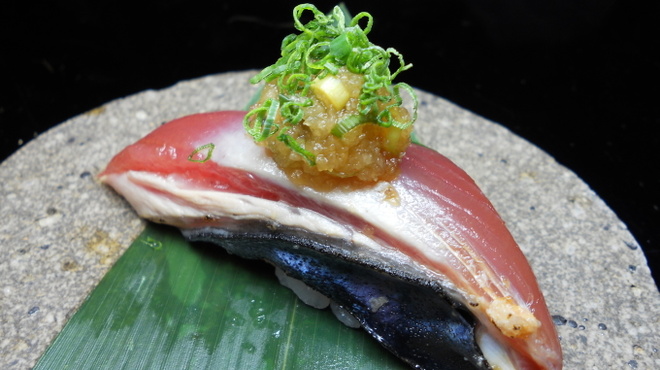 さかもと屋市兵衛 - 料理写真:戻り鰹の握り