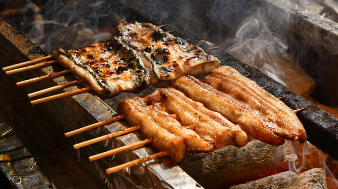 浅草うな鐵 - メイン写真:うなぎを焼いているところ