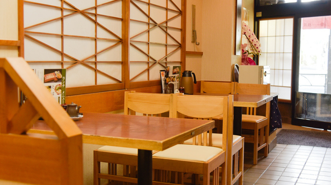 桂屋 - 内観写真:明るく居心地の良いシンプルな和空間。夜はそば居酒屋として活躍