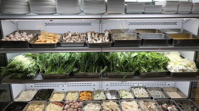 鑫福火鍋城 - 料理写真:野菜は50種類以上あり、カニやエビも食べ放題！