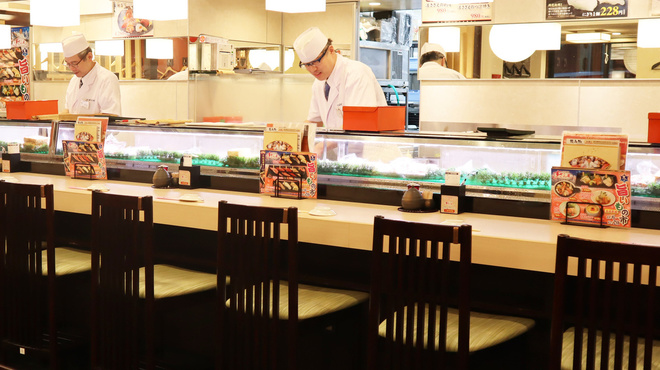 すしざんまい - 内観写真:店内・カウンター席