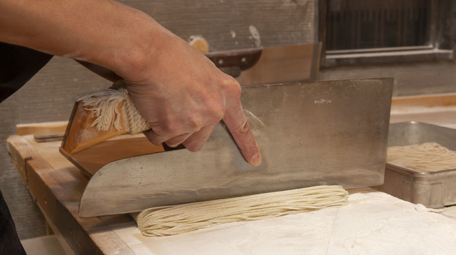 藤乃 - メイン写真:そばを切っているシーン