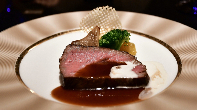 箱根フォンテーヌ・ブロー仙石亭 - 料理写真:国産牛のローストビーフ 赤ワインソース 西洋ワサビのクリームソースと共に