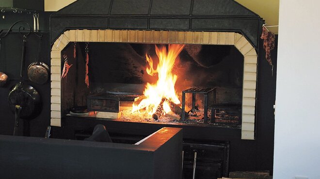 ターシャ - 内観写真:日本最大級の調理暖炉です。主に山桜の薪を燃やしています。