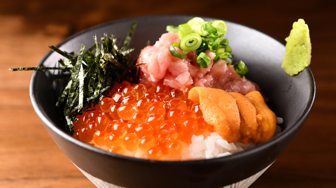 Nihonshu Baru Yusuradou - メイン写真:イクラと雲丹とネギトロのご飯