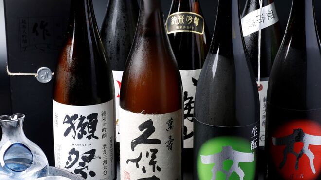 和食割烹ぎん - ドリンク写真:全国から取り揃えた日本酒の数々