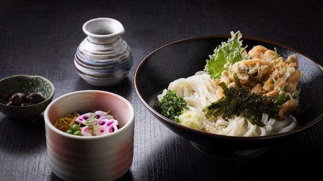 郷屋敷 - 料理写真:季節のぶっかけうどん　　ちらし寿司付　１０５０円