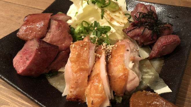 大衆サカバ 39番地. - 料理写真:おまかせ鶏焼き三種