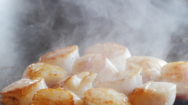 ザ・マイルストーン - 料理写真:鉄板焼きで旬の魚介をお楽しみください。