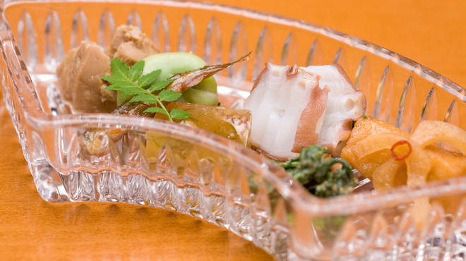 祇おん 江口 - 料理写真:先付　八寸　夏の食材をふんだんに使っております。