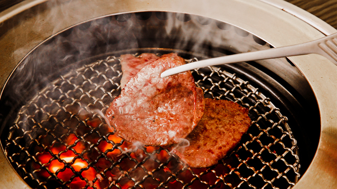 厳選焼肉 ほのか - 料理写真:お肉を焼いている所