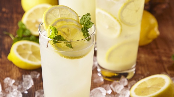 肉居酒屋 ホワイティー梅田 コマツバラファーム - ドリンク写真:大人気！！淡路島産レモン使用　まる絞りレモンサワー